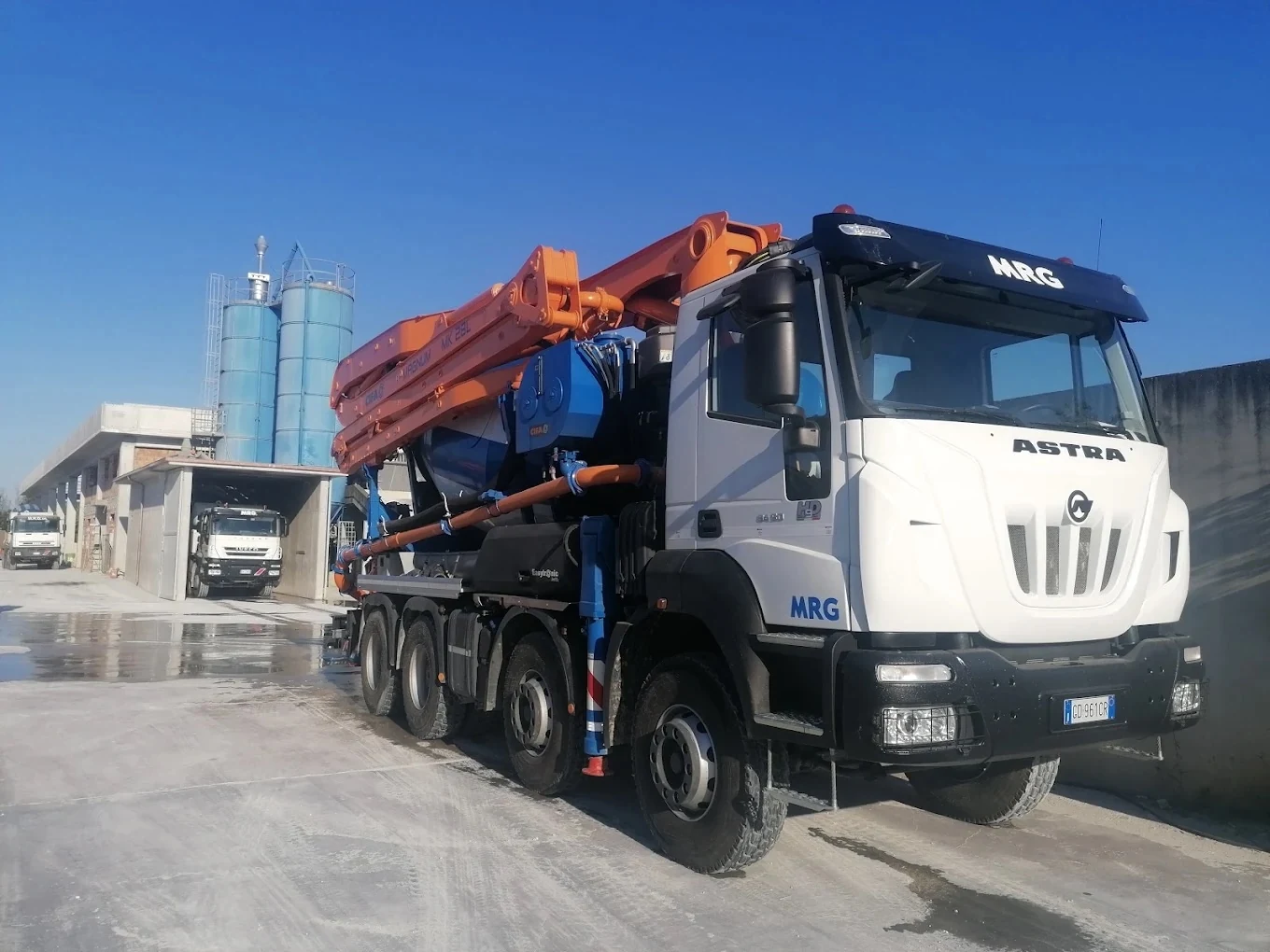 Autopompa a braccio MRG davanti ai silos dell'impianto di betonaggio di Ponte Buggianese