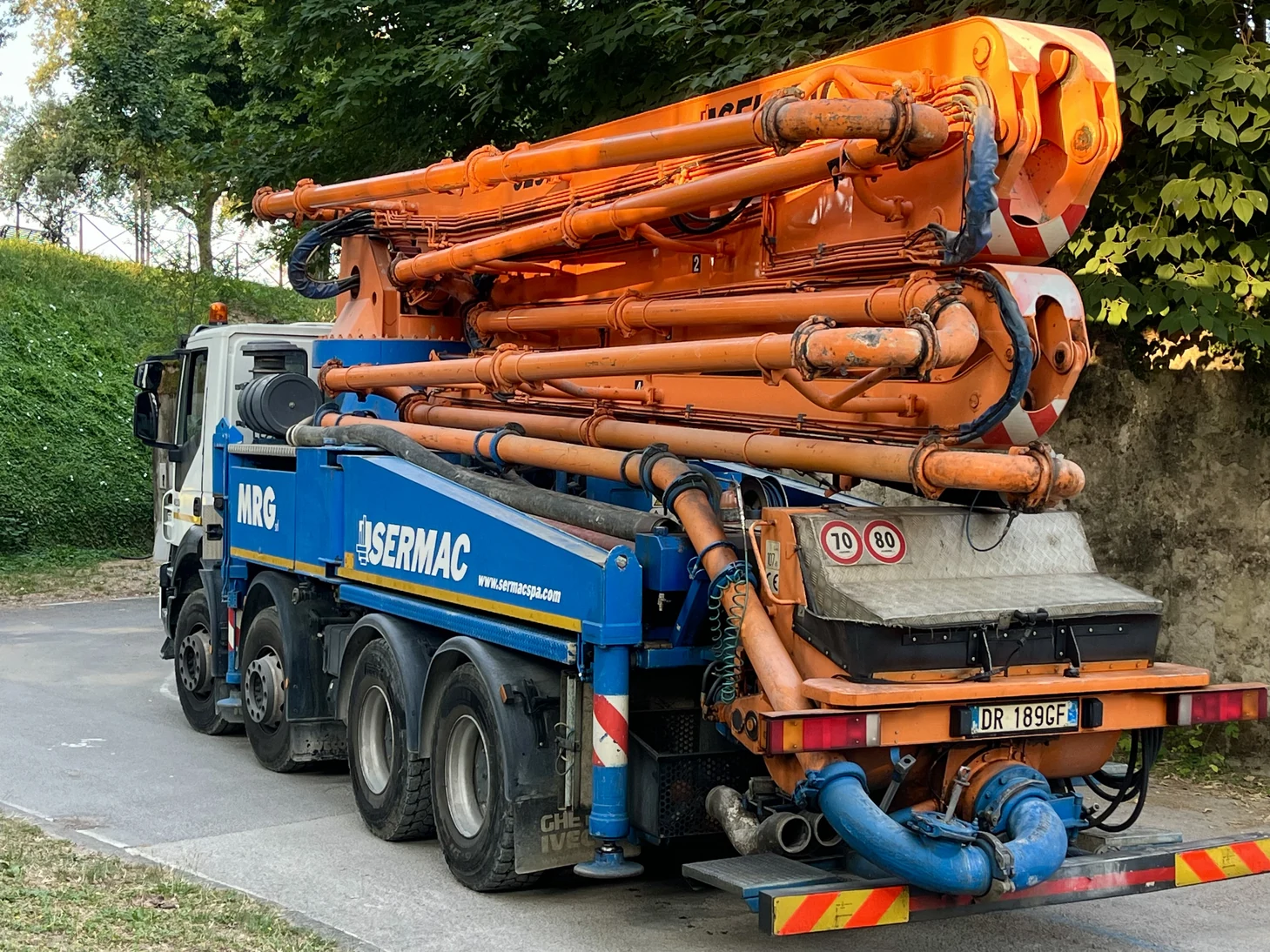 Autopompa a braccio MRG con pompa Sermac: vista posteriore della tramoggia e delle tubazioni