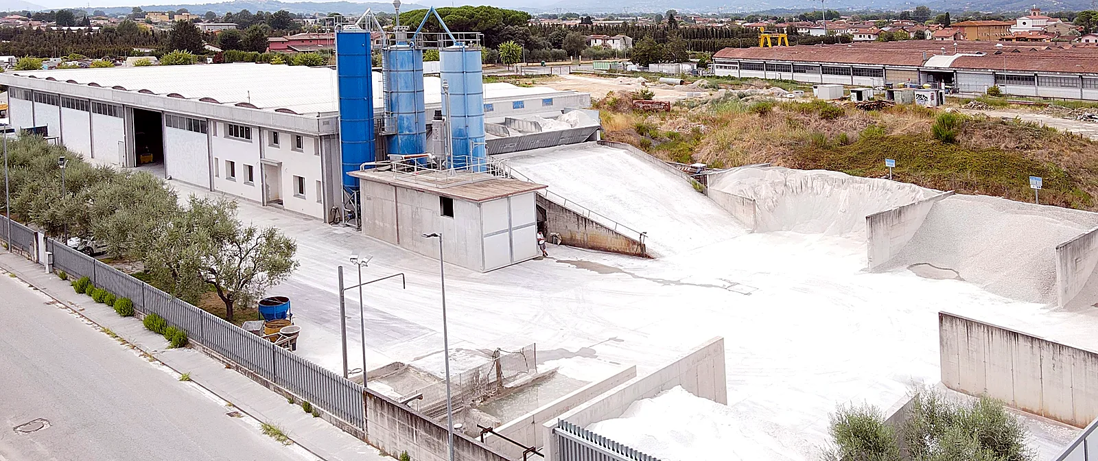 Veduta dell'impianto MRG con i manufatti in stoccaggio