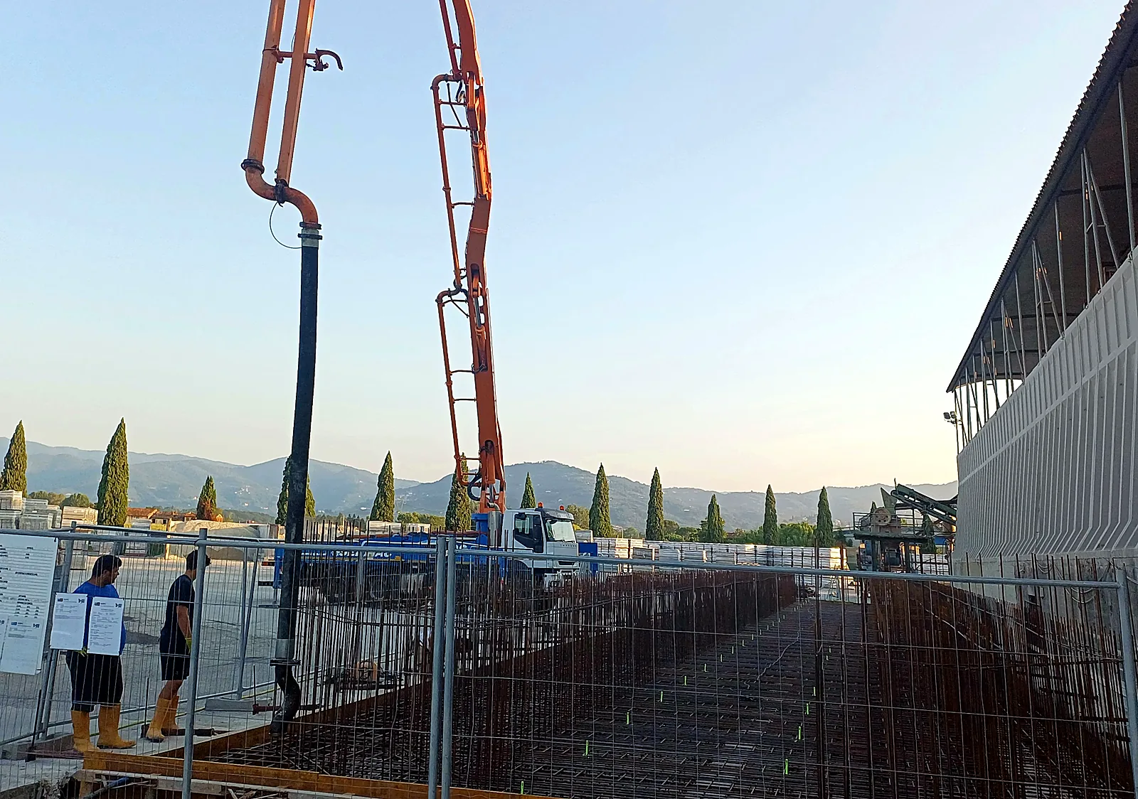 Pompaggio del calcestruzzo accanto alle armature
