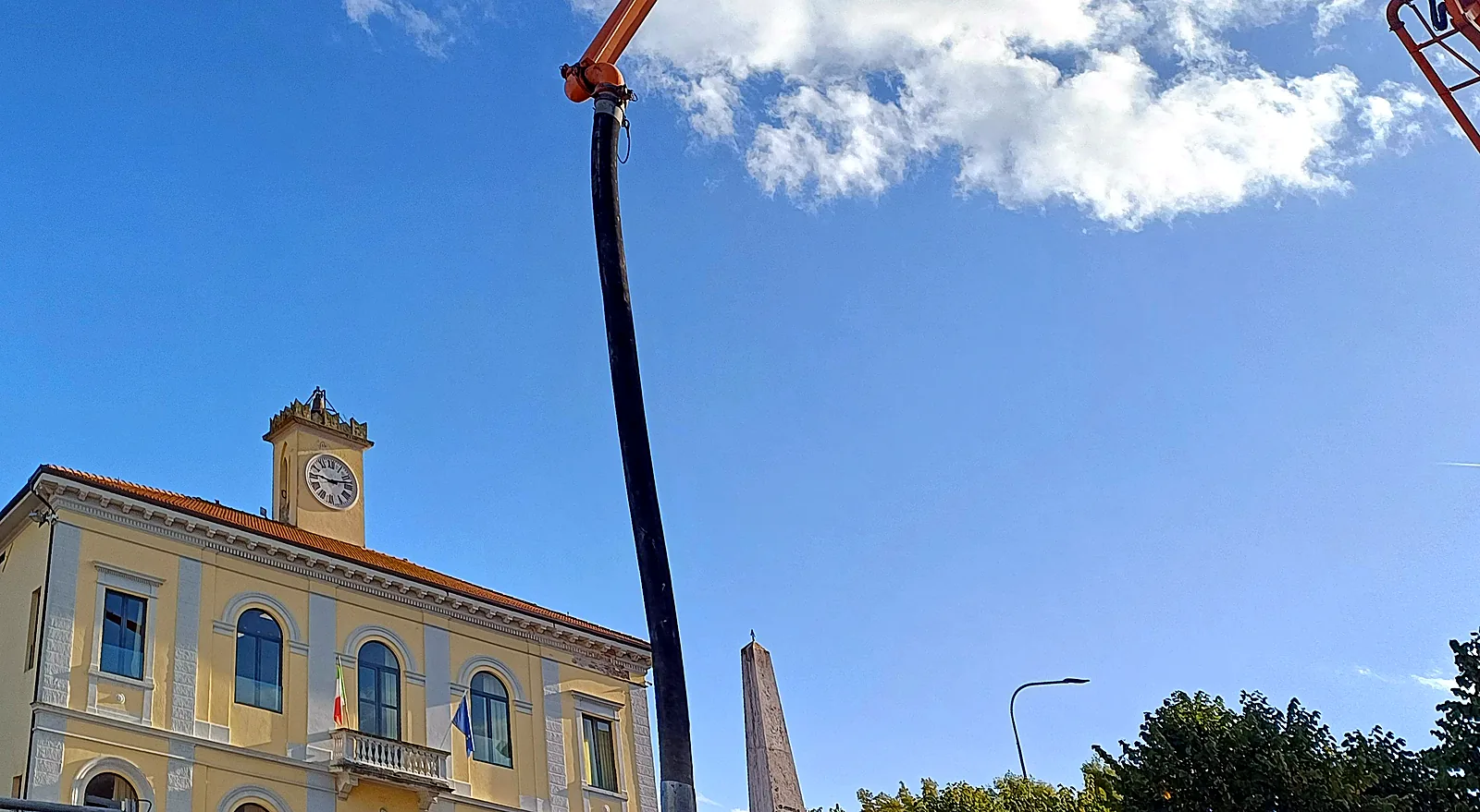 Braccio dell'autopompa MRG disteso sopra un edificio