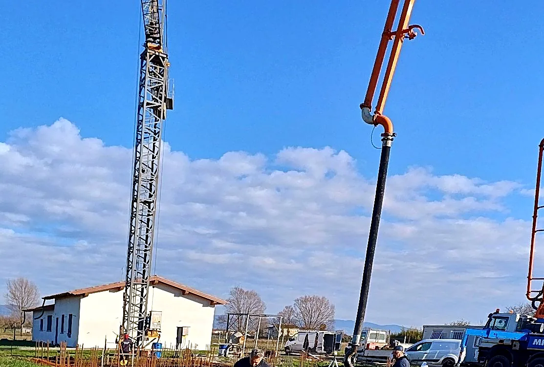Gru a torre e braccio dell'autopompa sopra le abitazioni