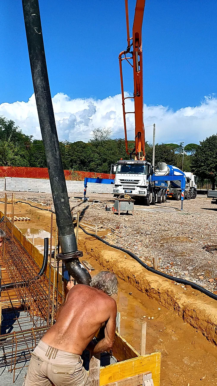 Getto di calcestruzzo in uno scavo di fondazione