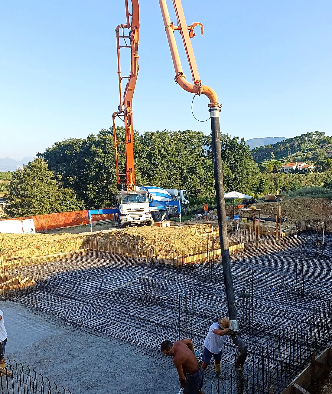 Getto del calcestruzzo su un solaio armato con autopompa a braccio