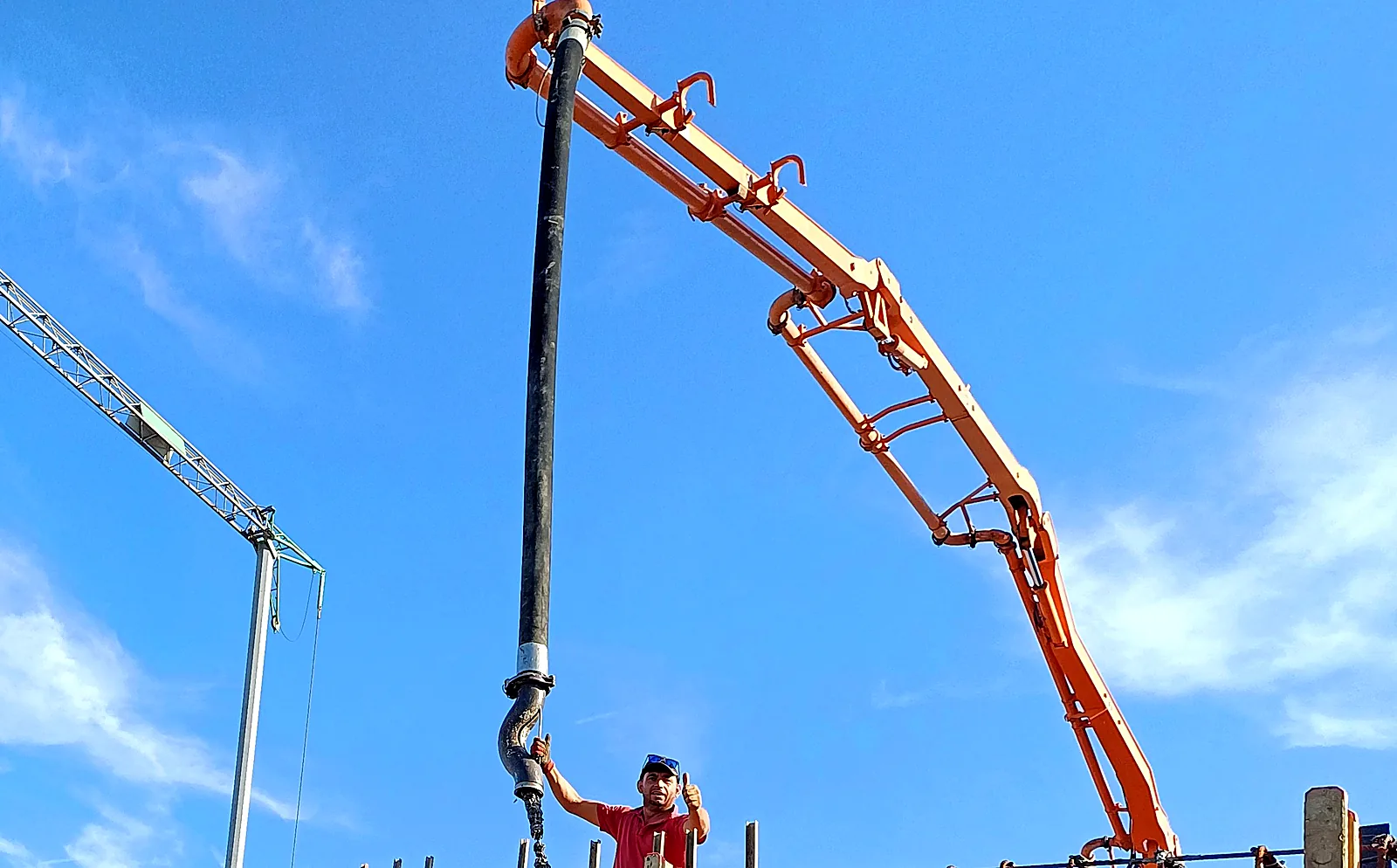 Braccio dell'autopompa e operatore durante il getto