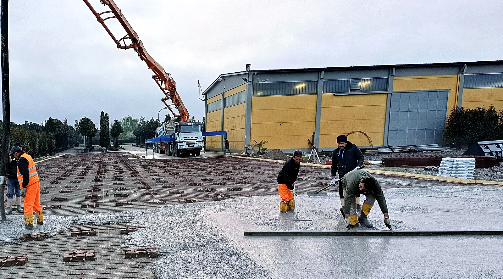 Stesura di una pavimentazione industriale in calcestruzzo