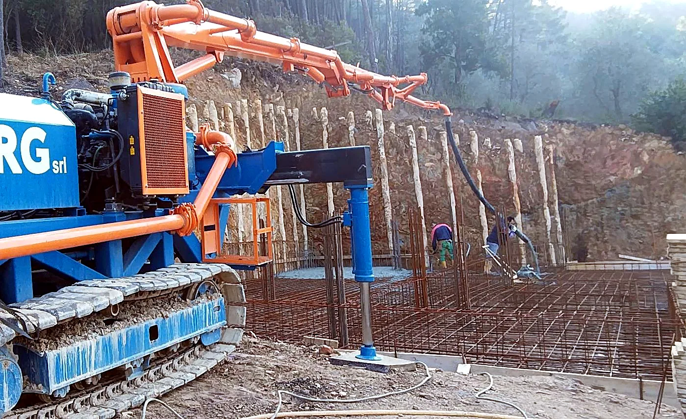 Pompa cingolata MRG al lavoro accanto alle armature