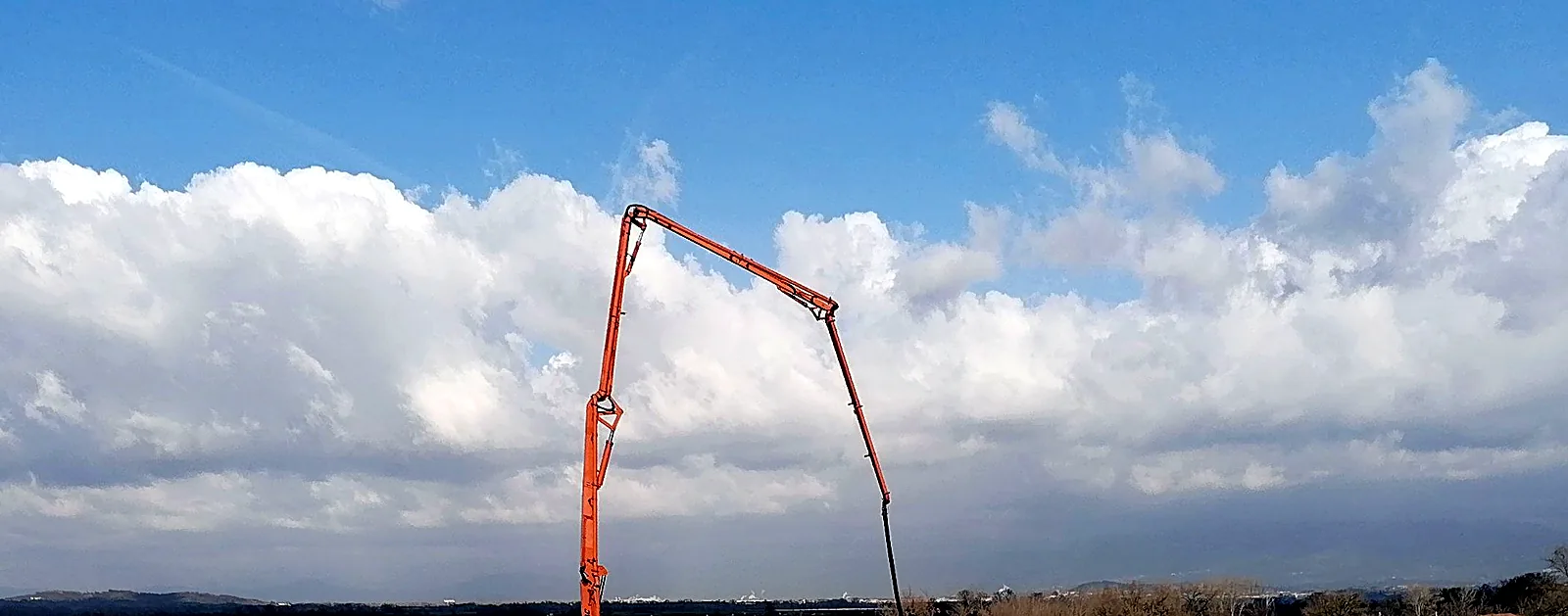 Braccio dell'autopompa MRG disteso sul cantiere