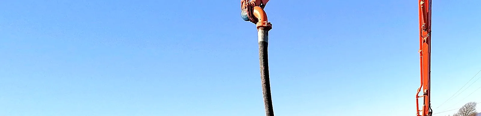 Punta del braccio dell'autopompa durante il getto