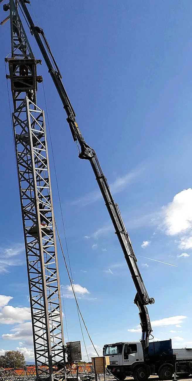 Gru a torre e autopompa a braccio contro il cielo