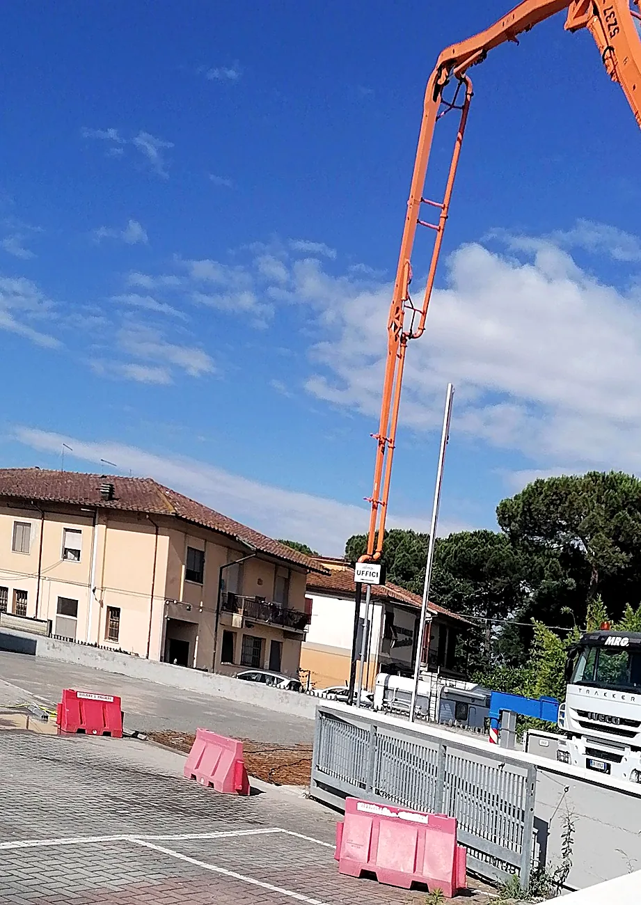 Autopompa a braccio MRG in una piazza durante il getto