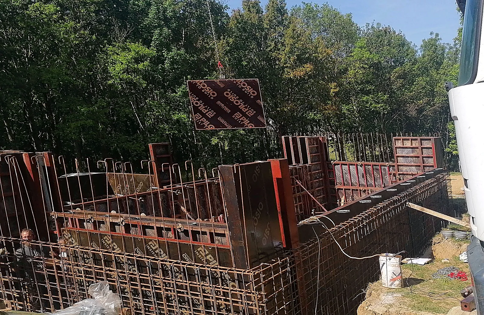 Casseri metallici e ferri d'armatura lungo uno scavo