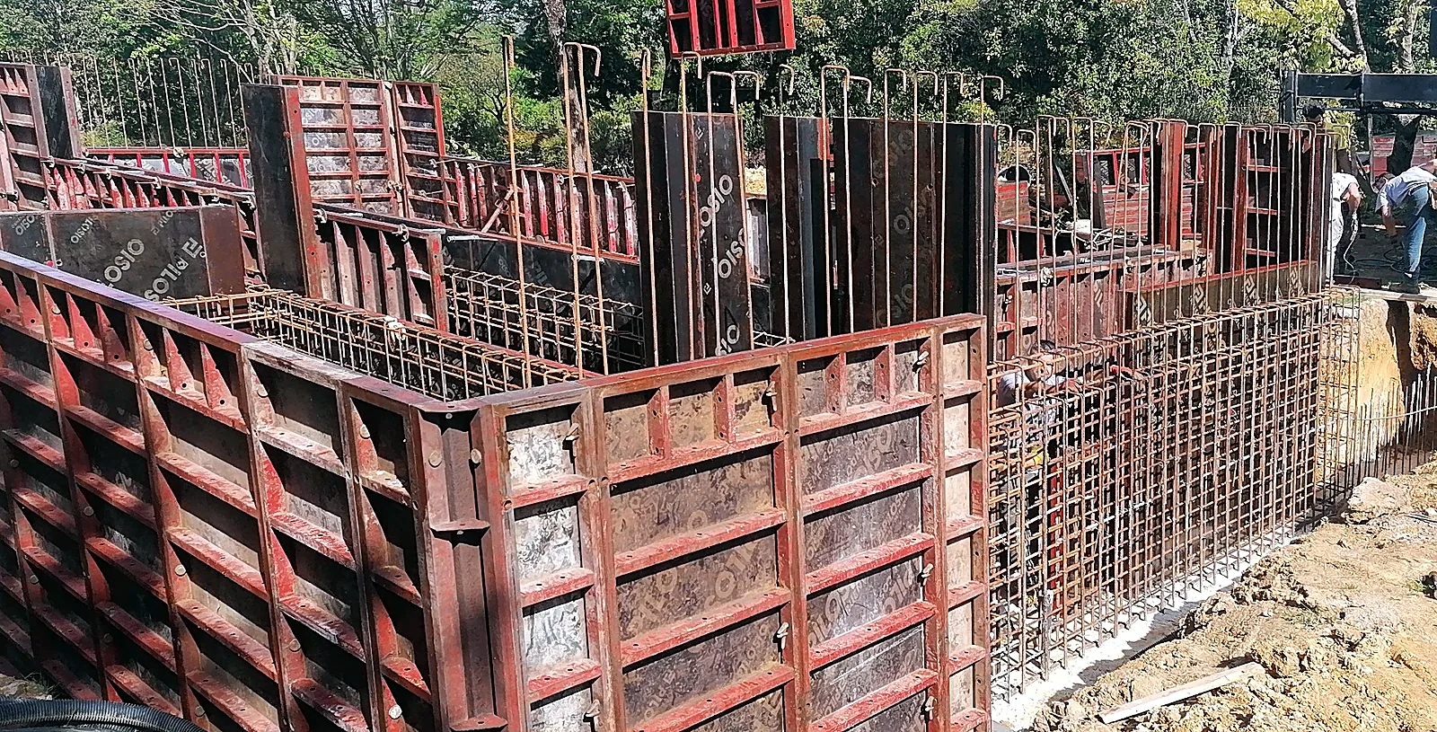 Casseri e armature pronti per il getto di un muro