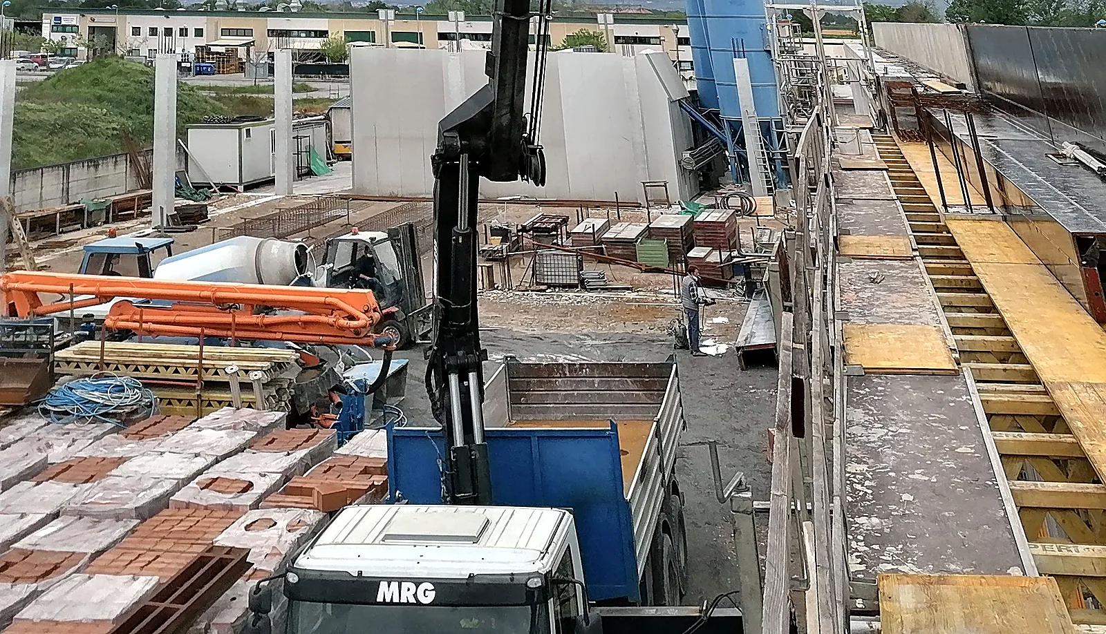 Getto di calcestruzzo su una struttura in elevazione