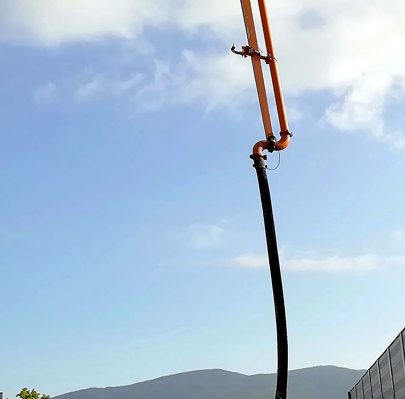 Tubo terminale dell'autopompa a braccio contro il cielo
