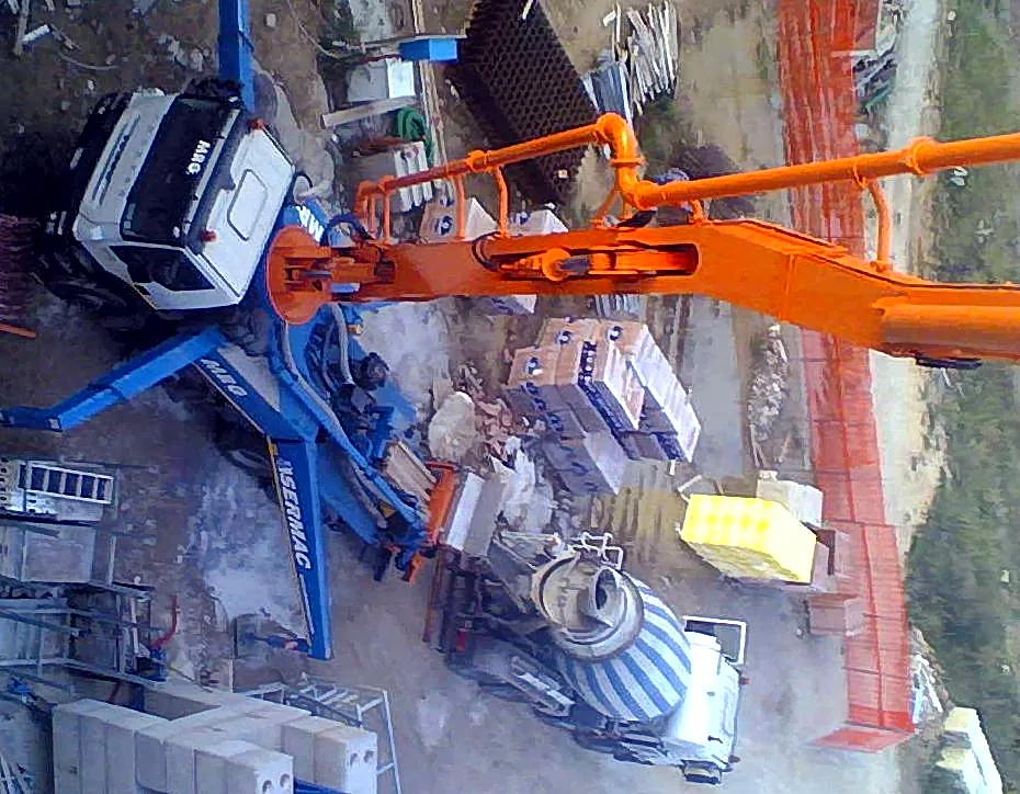 Pompa cingolata e autobetoniera MRG in un cantiere stretto