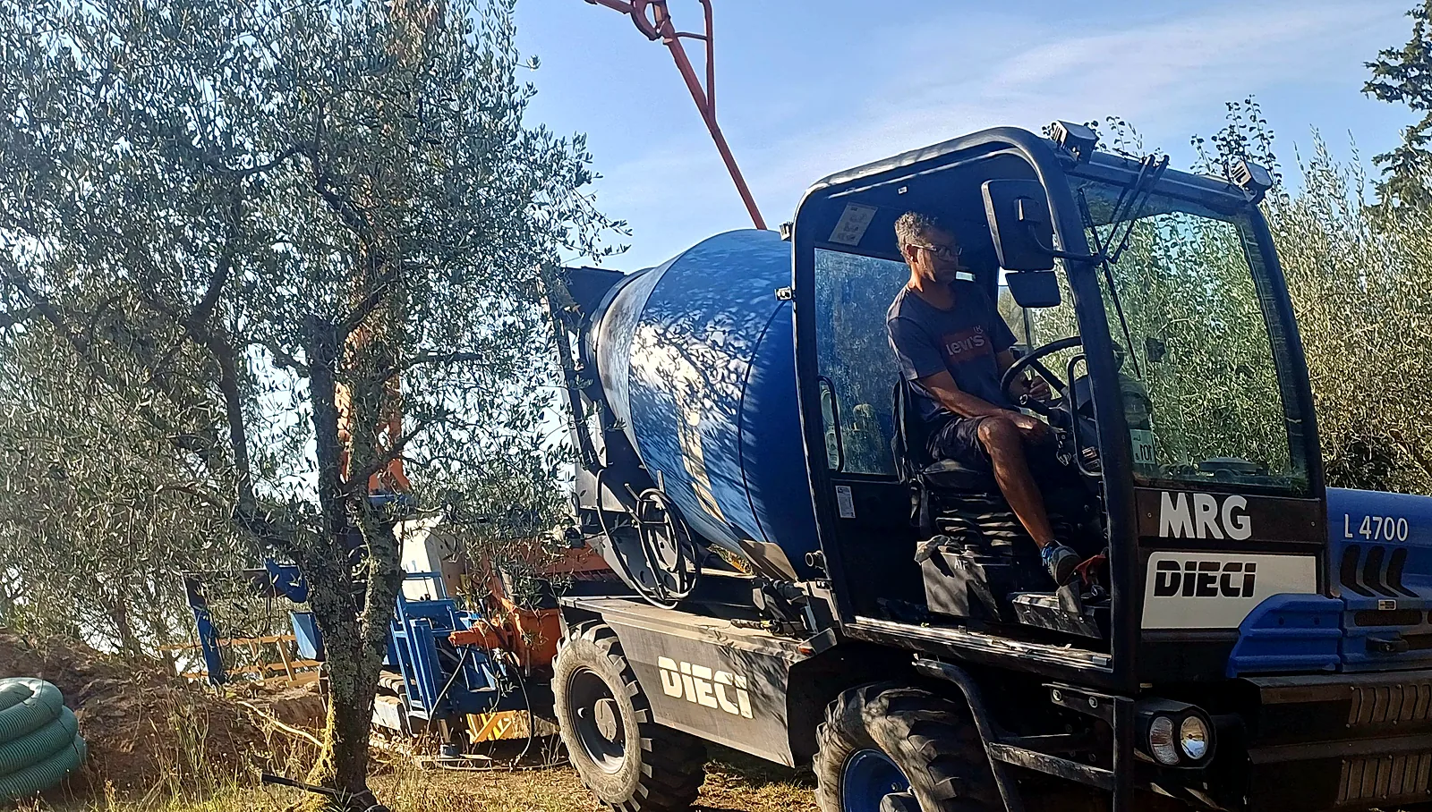L'autobetoniera semovente Dieci da 3 m³ in livrea MRG