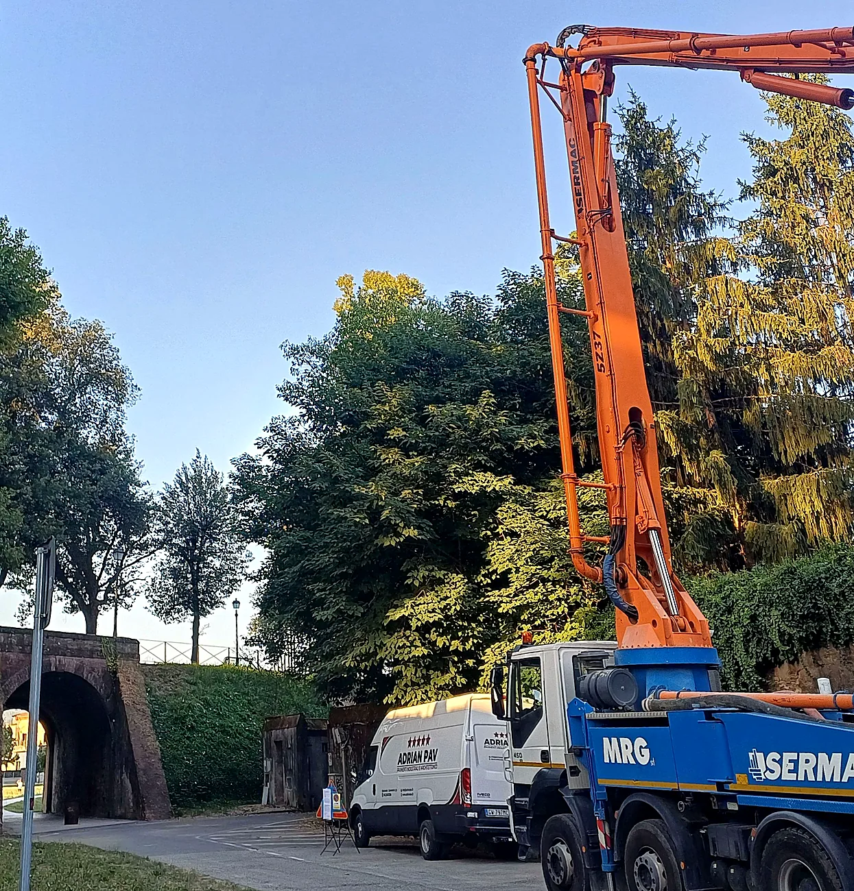 Autopompa a braccio Sermac MRG con il braccio disteso lungo la strada