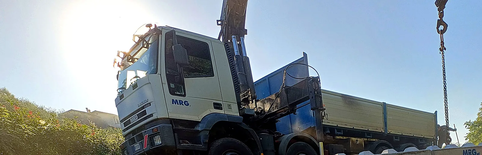 Autocarro con gru MRG in controluce