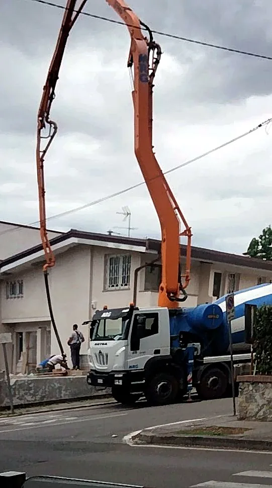 Autopompa a braccio MRG in trasferimento su strada