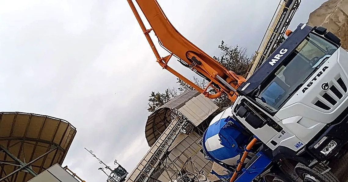 Autopompa a braccio MRG, vista frontale