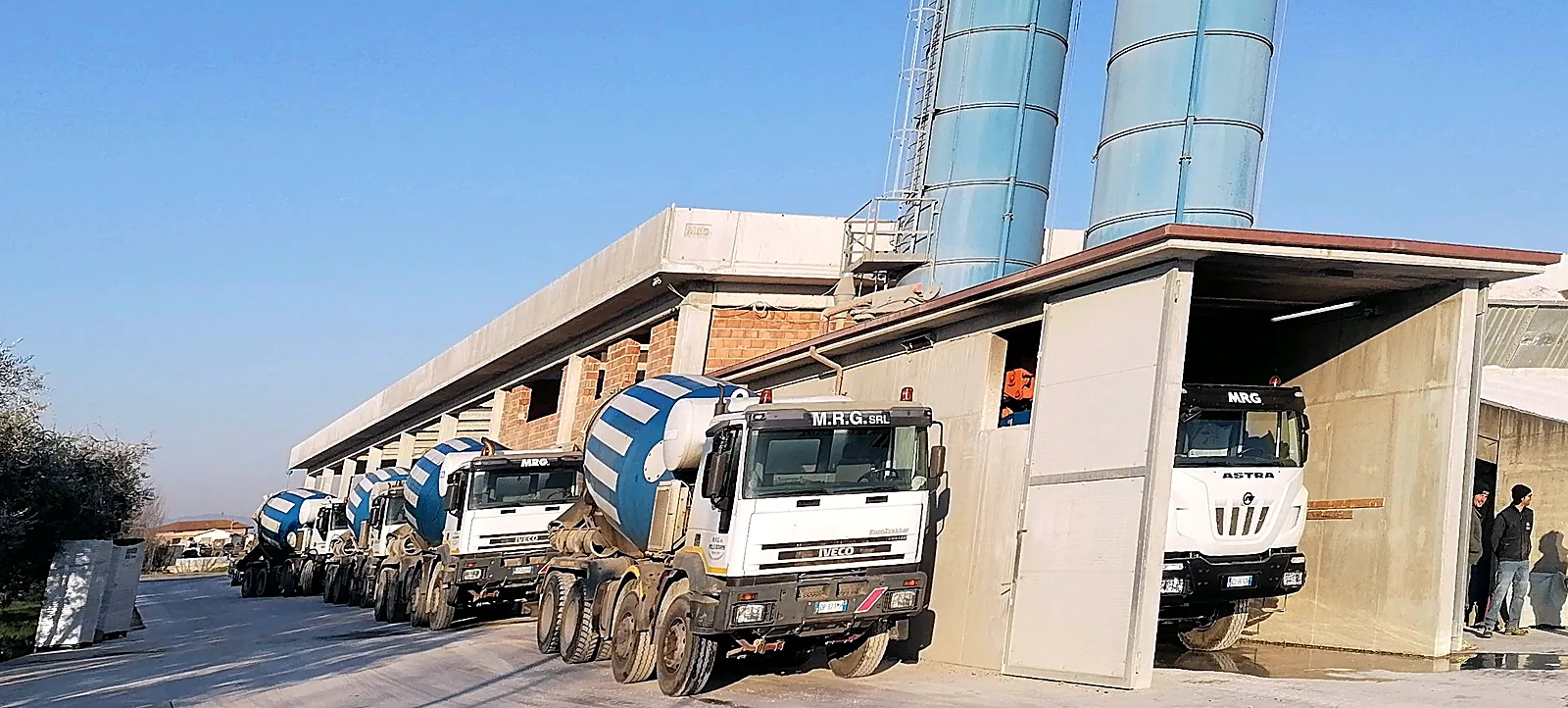 Autobetoniere e mezzi MRG in fila all'impianto