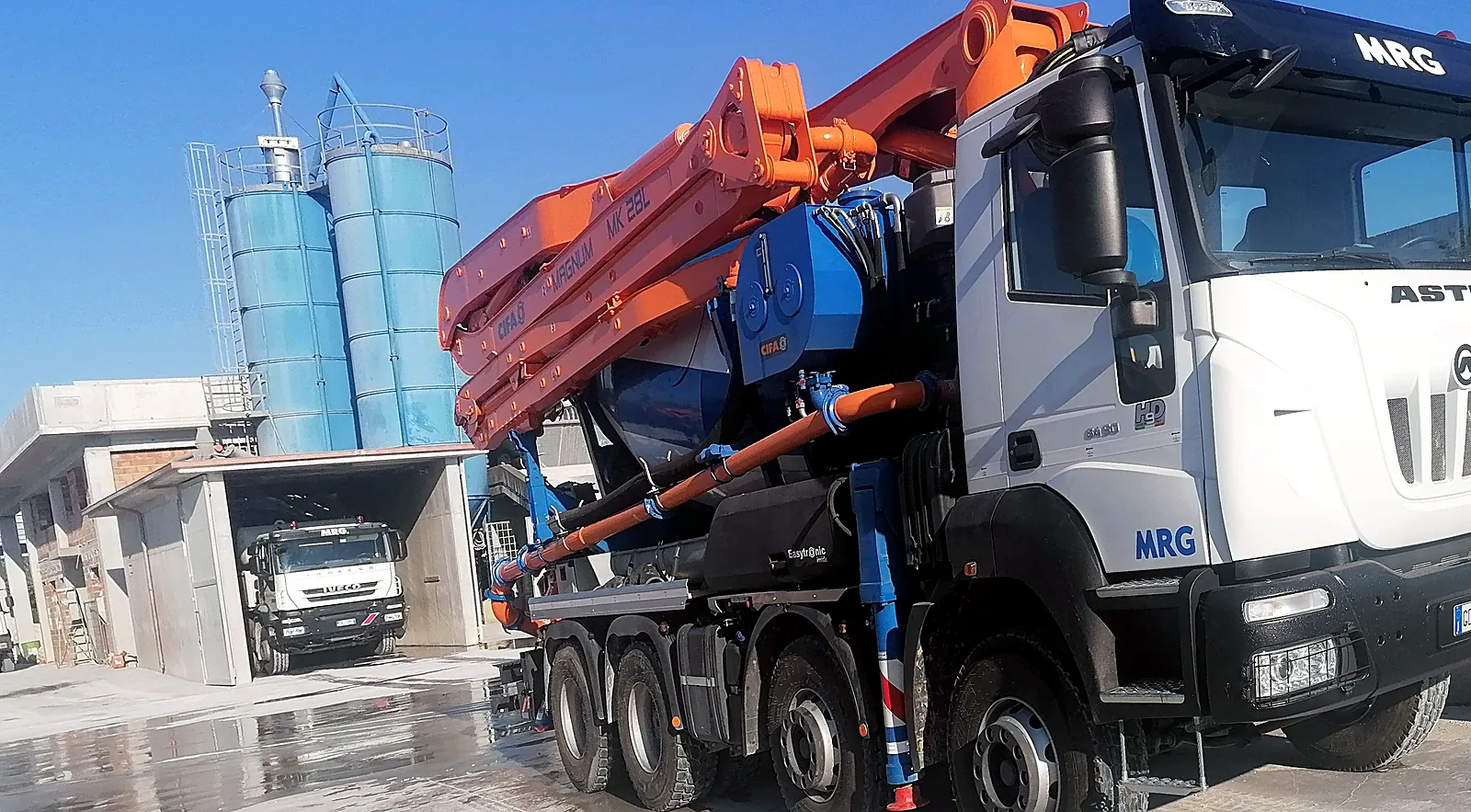 Autopompa a braccio su autocarro Astra MRG all'impianto