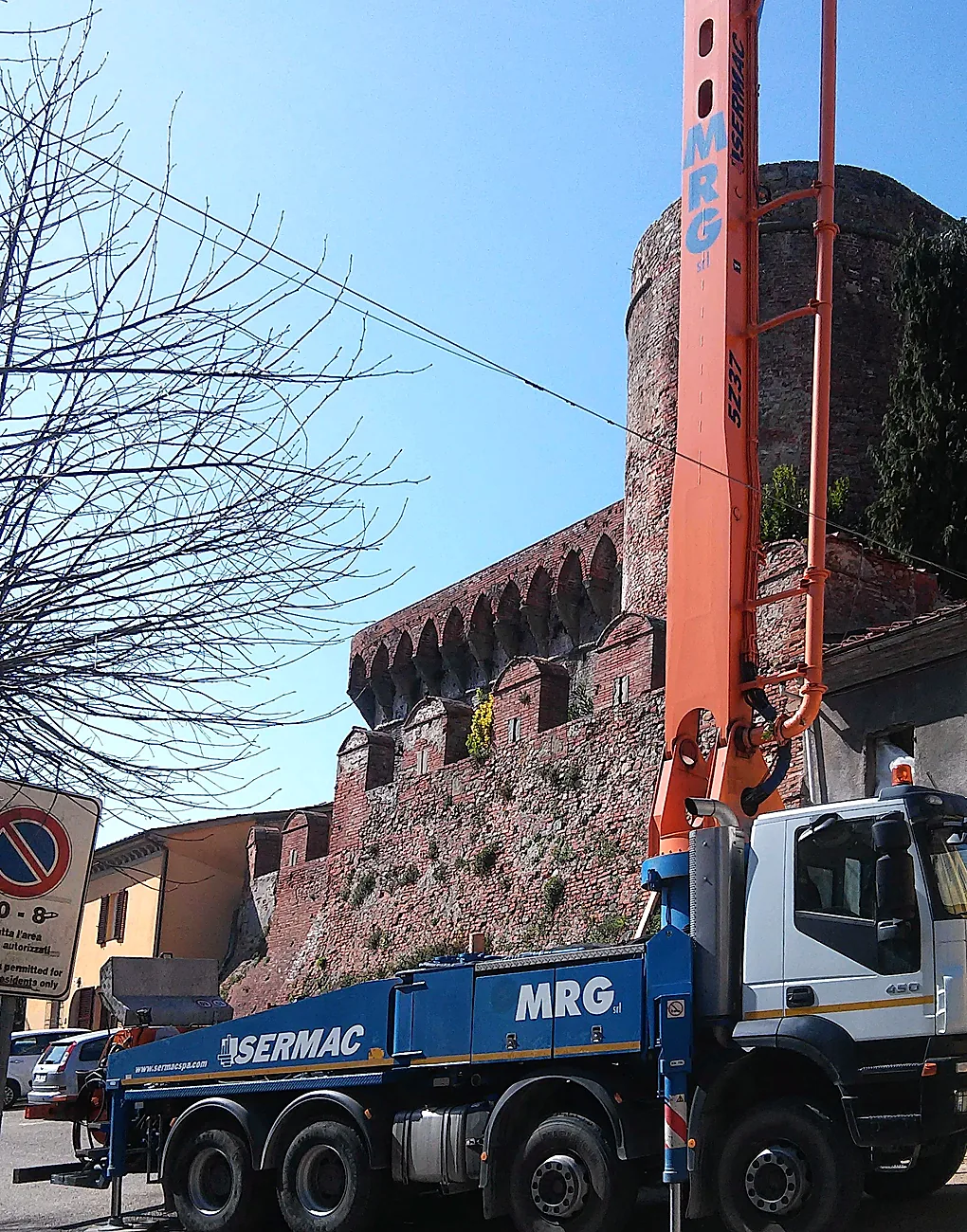 Autopompa a braccio Sermac MRG accanto alla rocca