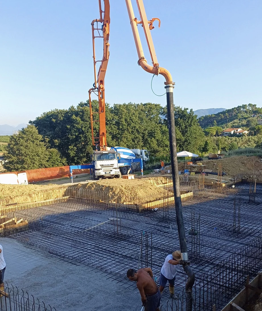 Autopompa a braccio MRG durante il getto di calcestruzzo su un'armatura di fondazione