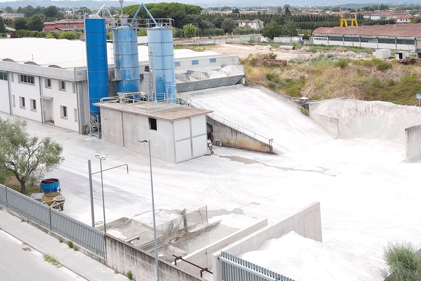 Veduta dell'impianto di betonaggio MRG a Ponte Buggianese: silos, capannoni e cumuli di inerti